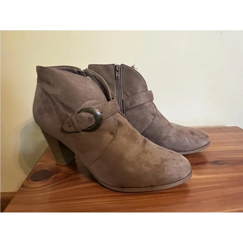 Tan Maurice’s Size 11 Suede Booties